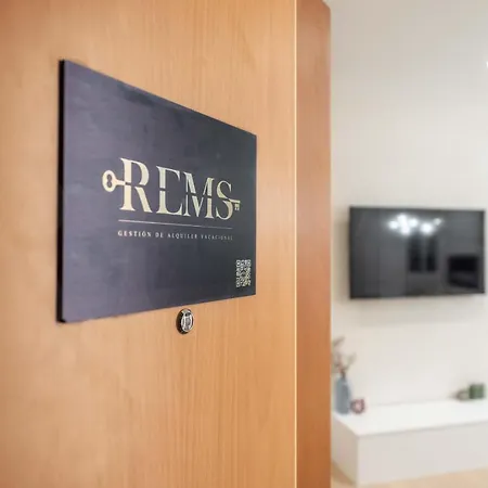 Apartman Sophisticated With Balcony & Views By Rems *
