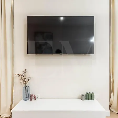 Apartman Sophisticated With Balcony & Views By Rems
