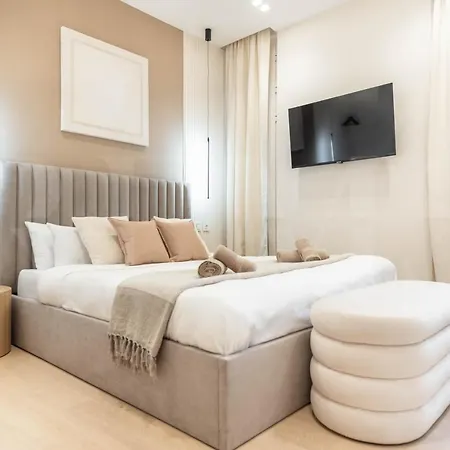 Sophisticated With Balcony & Views By Rems Apartament