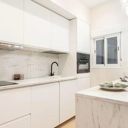 Sophisticated With Balcony & Views By Rems Apartament